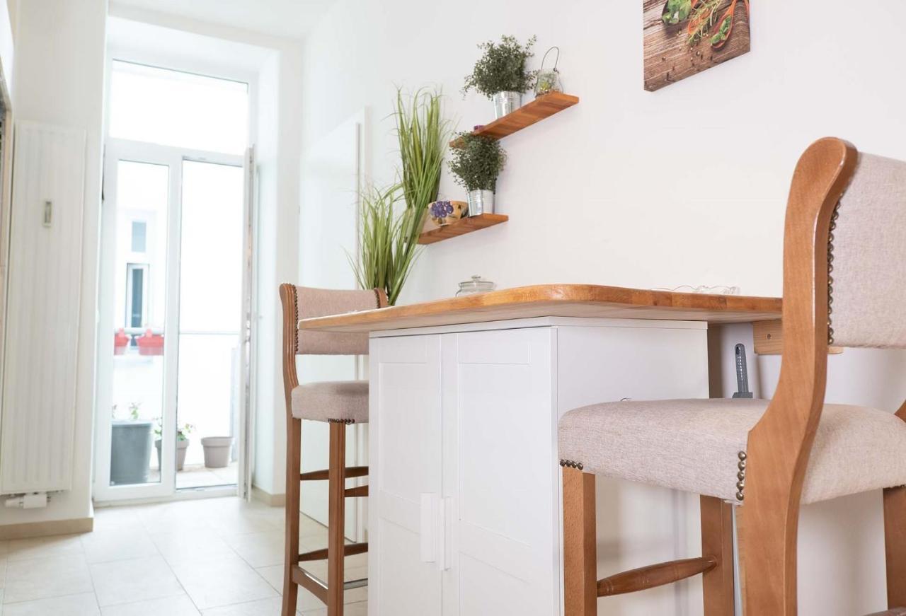 2 Rooms & Balcony - Top Location! Vienna Esterno foto